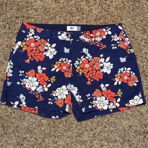 Mid-rise flower pattern shorts